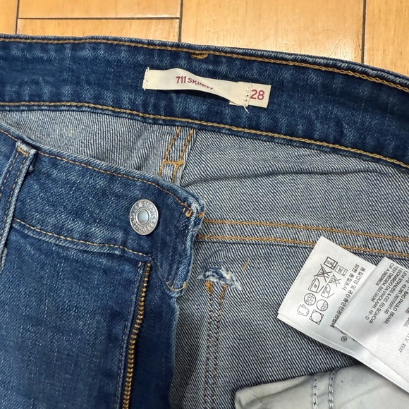 Women - Picture 3 of 3